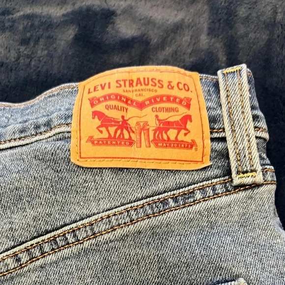 The Levi's Women's Ribcage Straight Ankle jean size 26 with paint stain indigo - Picture 4 of 7